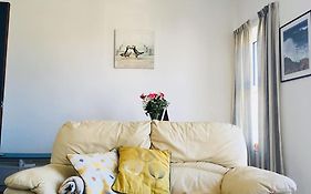 Hillcrest Cottage, Comfy Flat, Trendy Uplands Area